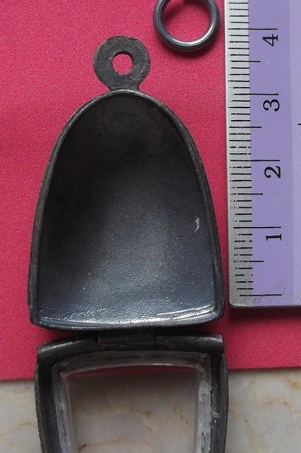 ตลับเงินเก่า แกะลายจ  ปิดหลัง ใส่พระรูปหล่อลอยองค์  เคาะเดียว 