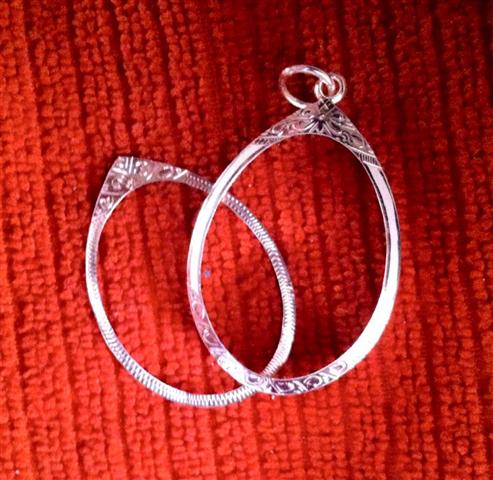 กรอบเงิน 92.5 แบบพับหลัง ทรงรูปไข่ นาดหน้าปัดกว้าง 2.9 สูง 3.8 cm (เคาะเดียว)