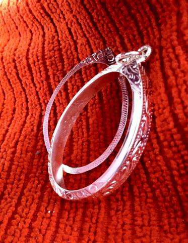 กรอบเงิน 92.5 แบบพับหลัง ทรงรูปไข่ นาดหน้าปัดกว้าง 2.9 สูง 3.8 cm (เคาะเดียว)