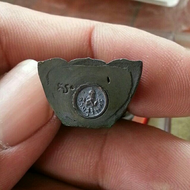 พระกริ่งจอมสุรินทร์ ปี 2513 เนื้อนวะ ก้นเงิน 