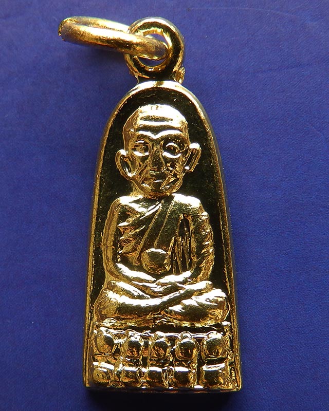 5.เหรียญหลวงปู่ทวด วัดช้างให้ รุ่นทะเลซุง พิมพ์เล็กชุบทอง พ.ศ. 2508