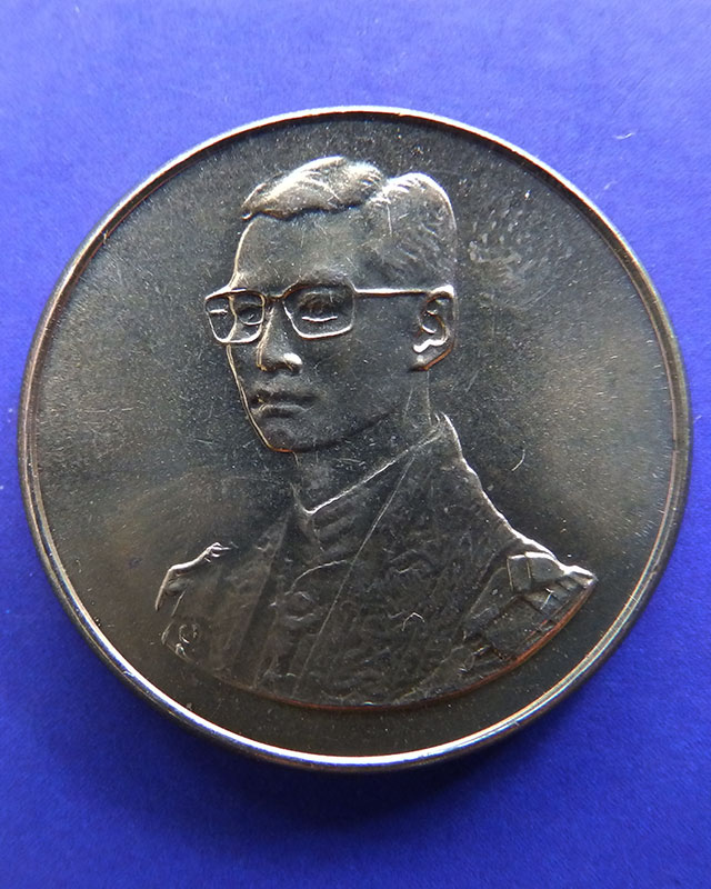 2.เหรียญในหลวง ที่ระลึกเดินการกุศลเทิดพระเกียรติ 5 ธ.ค. 2527 ขนาด 2 ซ.ม. กองทัพบก ซองเดิม