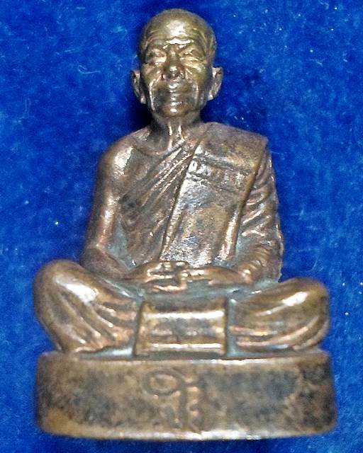  วัดป่าบ้านตาด จ.อุดรธานี  รูปหล่อหลวงตามหาบัวอายุ ๘๗ ปี กรรมการ ๒ โค๊ต เนื้อนวะ 