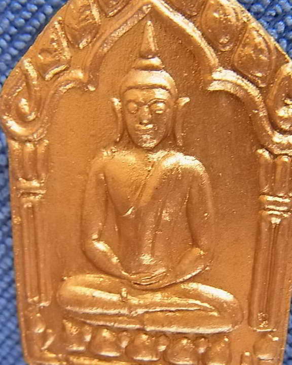 พระขุนแผนผ้าป่า พิมพ์ใหญ่ ปี 46 เนื้อขาวอมเหลือง ทาทอง หลังฝังตะกรุดทองแดงคู่ หลวงพ่อสาคร มนูญโญ วัด