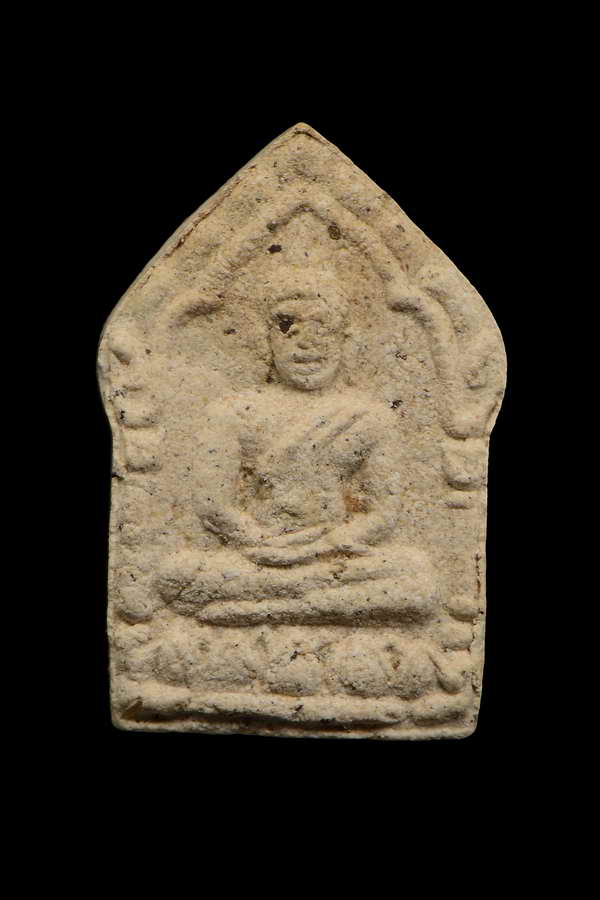 (8) ขุนแผนจิ๋วหรือขุนแผนหลังนะฤๅชัย เนื้อ ผงพรายกุมาร ปี 30 หลวงพ่อสาคร วัดหนองกรับ