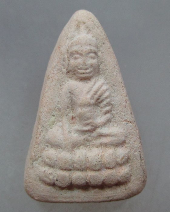 20 บาท พระพุทเนื้อผงไม่ทราบรุ่นครับ