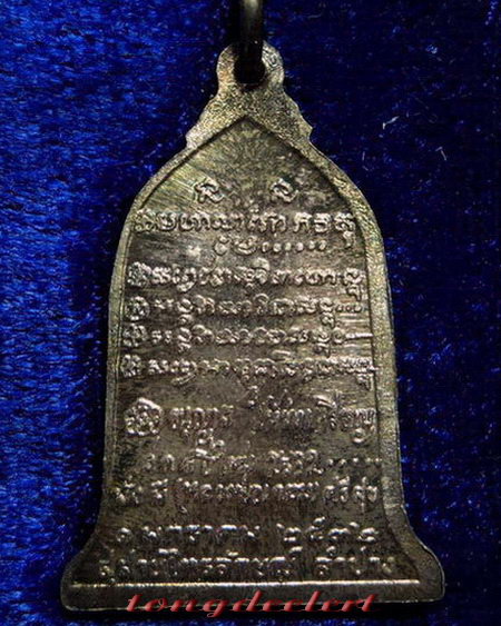 เหรียญหลวงพ่อเกษม เขมโก ส.ค.ส.ปี 2532 รุ่นมั่งมี ศรีสุข เนื้อเงิน สวยมากค่ะ