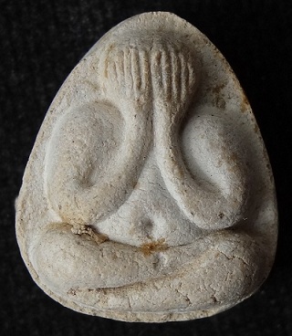 พระปิดตามหาเสน่ห์ หลังยันต์พุทโธ เนื้อเกสรนวลๆ