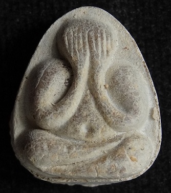 พระปิดตามหาเสน่ห์ หลังยันต์พุทโธ เนื้อเกสรนวลๆ