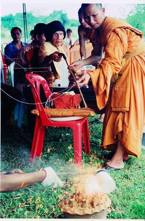 พระผงรูปเหมือนนั่งเมฆ เนื้อผงชมพูนุช พิธีสมปรารถนา ออกวัดซับลำใย 2543 (เลี่ยมกันน้ำพร้อมใช้)