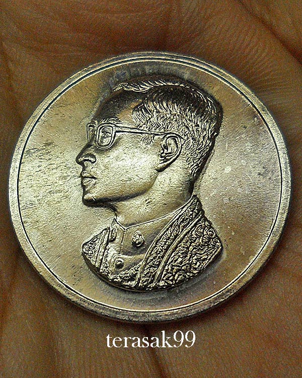 เหรียญคุ้มเกล้าในหลวง เนื้อเงิน ปี 2522 หลวงปู่โต๊ะ วัดประดู่ฉิมพลีร่วมปลุกเสก(5)