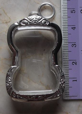 ตลับเงินขัดเงา  ชุบทองคำขาว ใส่ พระมเหศวร เนื้อชิน  เคาะเดียว 