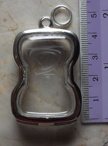 ตลับเงินขัดเงา  ชุบทองคำขาว ใส่ พระมเหศวร เนื้อชิน  เคาะเดียว 