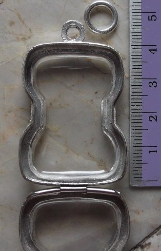 ตลับเงินขัดเงา  ชุบทองคำขาว ใส่ พระมเหศวร เนื้อชิน  เคาะเดียว 