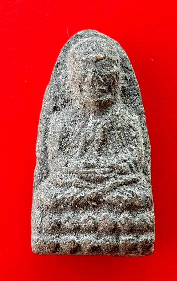 หลวงปู่ทวดพิมพ์พระรอดเนื้อว่าน