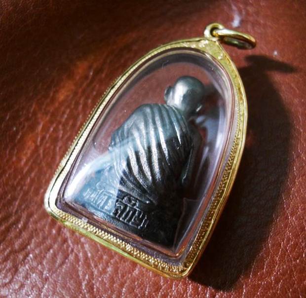 รูปหล่อหลวงพ่อเกษม เนื้อนวะ ก้นหนู ปี2536 พุทธคุณเมตตามหานิยม โชคลาภสุดยอด ผิวสวยๆเดิมๆ เลี่ยมทองกัน