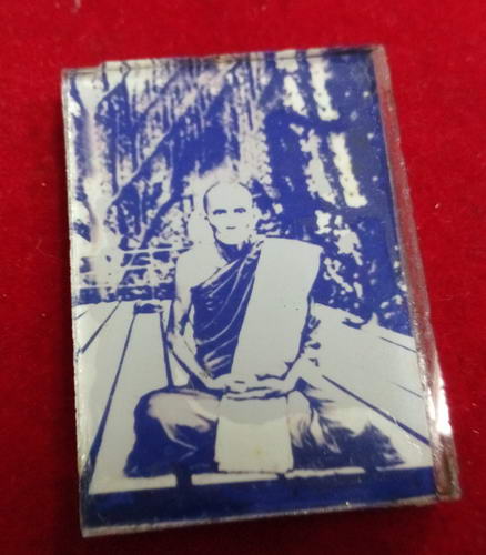 รูปถ่ายอัดกระจกหลังปั๊มตราวัด หลวงพ่อกวย วัดโฆสิตาราม ไม่ทราบปีครับ