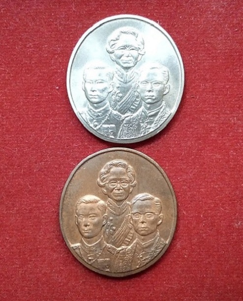 เหรียญเฉลิมพระเกียรติ 3สมเด็จ ( สมเด็จย่า, ร.8, ร.9 ) ปี 2542 เนื้ออัลปาก้าและทองแดง...เคาะเดียวแดง.