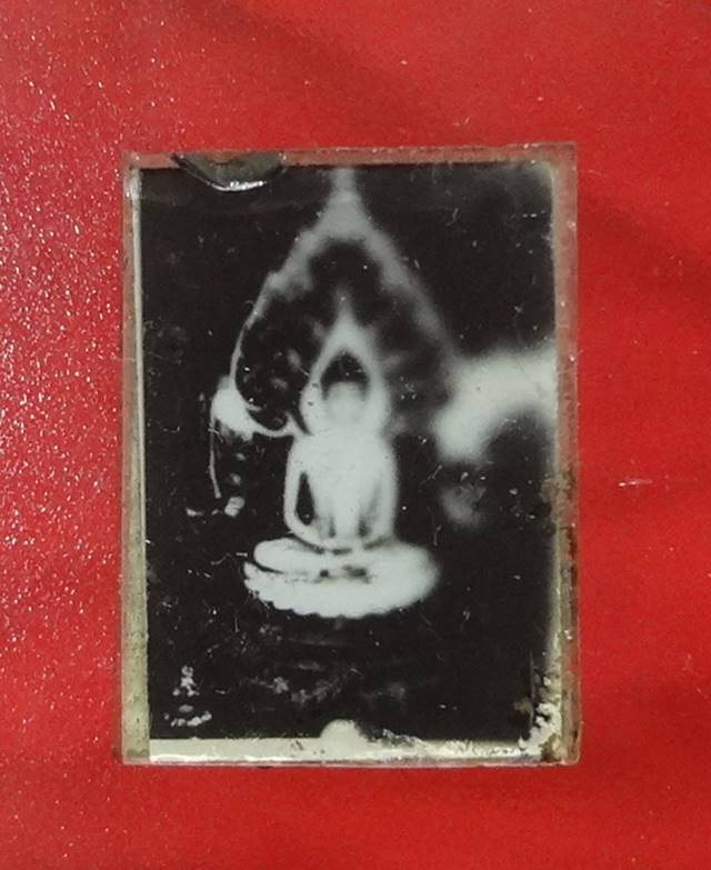 รูปถ่ายขาวดำ หลวงพ่อเงิน ปี 2515 ด้านหลังพระประจำวันเสาร์(ปางนาคปรก) วัดบางคลาน จ.พิจิตร