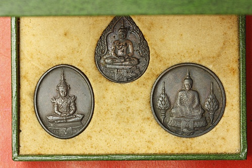 เหรียญพระแก้วมรกต บล็อกค์พระราชศรัทธา ครบชุด 3 เหรียญ พร้อมกล่องเดิม