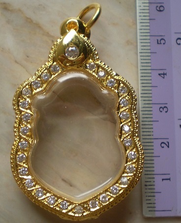 ตลับเงินล้อมเพชร  ชุบทองแท้  ใส่เหรียญเสมาแปดรอบ  ลป ทิม  เคาะเดียว 