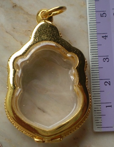 ตลับเงินล้อมเพชร  ชุบทองแท้  ใส่เหรียญเสมาแปดรอบ  ลป ทิม  เคาะเดียว 