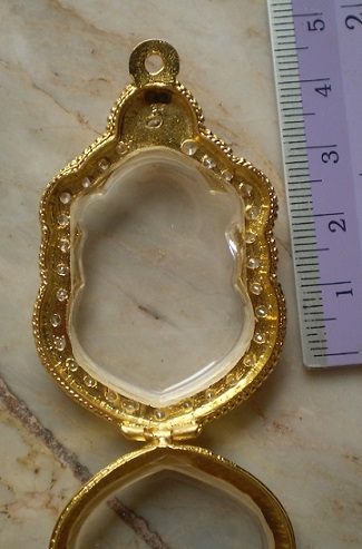 ตลับเงินล้อมเพชร  ชุบทองแท้  ใส่เหรียญเสมาแปดรอบ  ลป ทิม  เคาะเดียว 