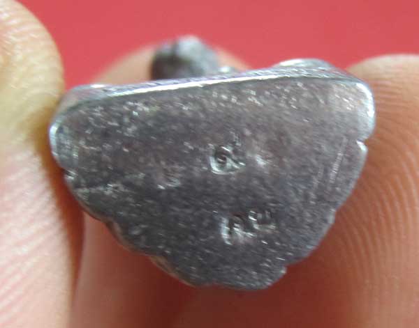 รูปหล่อตะกั่ว คบ หลวงปู่คำบุ คุตฺตจิตฺโต วัดกุดชมภู จ.อุบลราชธานี ฐานภูเขาหล่อโบราณพิมพ์เล็ก