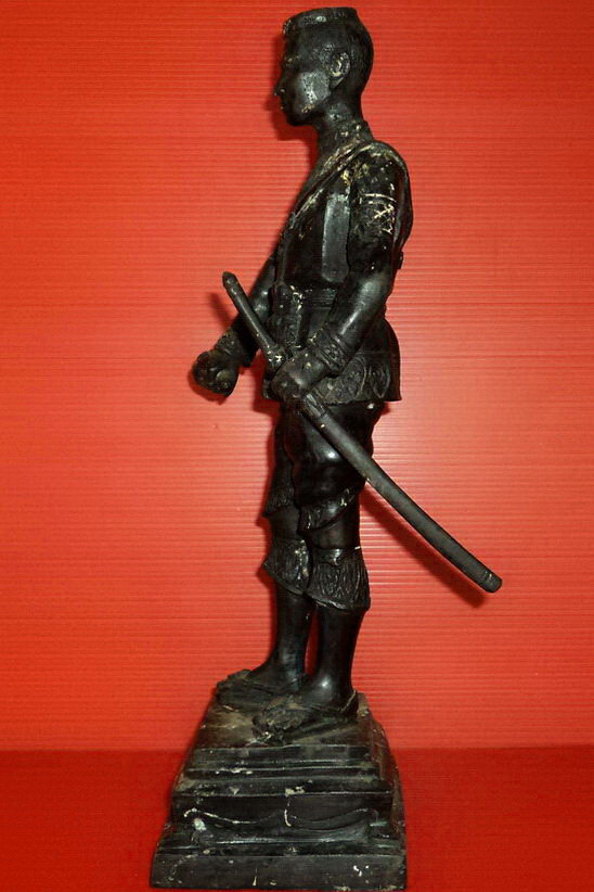 รูปหล่อบูชาสมเด็จพระนเรศวรมหาราช ยืนหลั่งทักษิโณทก ดาบถอดได้ สวยมากค่ะ