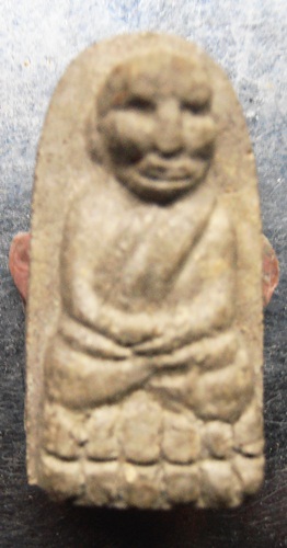 หลวงปู่ทวดหลวงปู่หมุนเนื้อเทาแข้งขีดสวยๆครับ