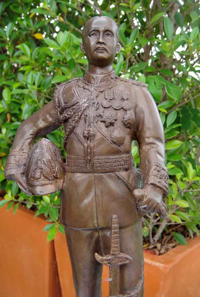 พระบรมรูป รัชกาลที่ 5 ขนาดบูชา เนื้อทองเหลืองรมมัน สูง 14 นิ้ว ฐาน 4 x 4 นิ้ว 