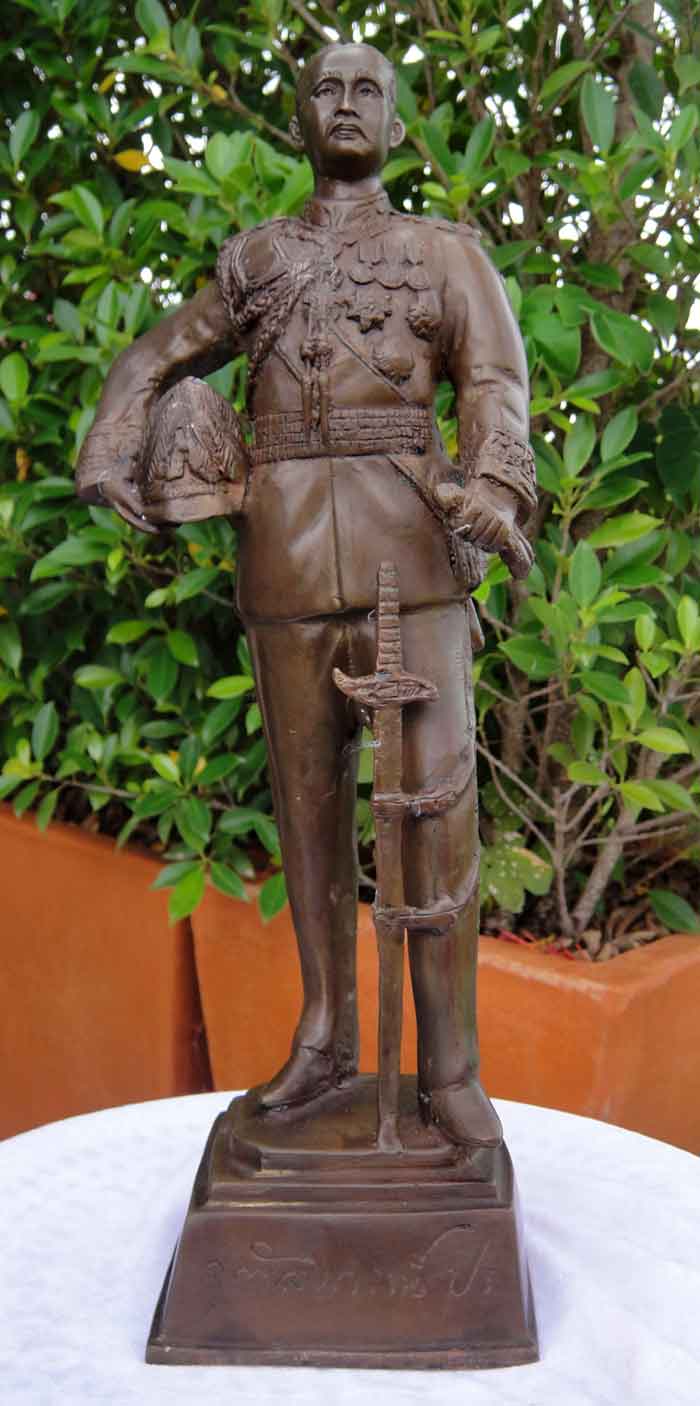 พระบรมรูป รัชกาลที่ 5 ขนาดบูชา เนื้อทองเหลืองรมมัน สูง 14 นิ้ว ฐาน 4 x 4 นิ้ว 