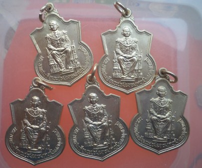 เหรียญนั่งบัลลังค์ในหลวง ปี 2539 เนื้ออัลปาก้า (กระบี่ยาว) ซองเดิมชุด 5 เหรียญ **เคาะเดียว** 2