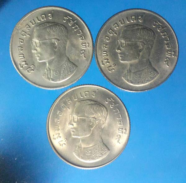 เหรียญ 1 บาท ปี2517 หลังครุฑสวยๆ เคาะเดียว