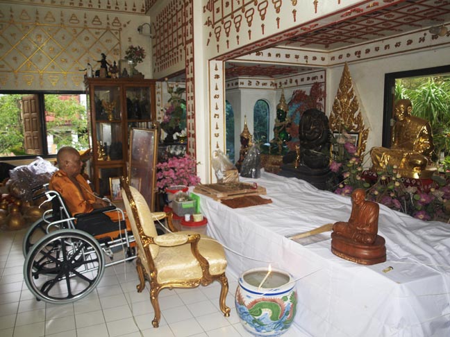 พระผงรูปเหมือนหลวงพ่อสาคร ไตรมาส 56 เนื้อว่าน108ผสมผงพรายกุมาร ฝังตะกรุดเงิน จีวรเกศา-ผงชนวน เลข 852