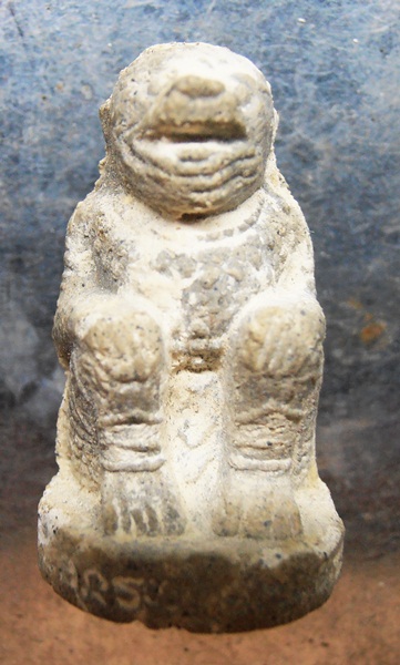 หนุมานหลวงปู่หมุนออกวัดซับลำใย หลังฝังพลอยสวยๆครับ