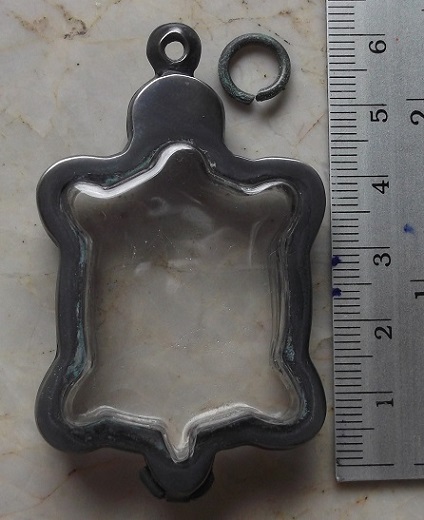 ตลับเงินขัดเงา  ใส่เหรียญพญาเต่า   ลป  หลิว  เคาะเดียว