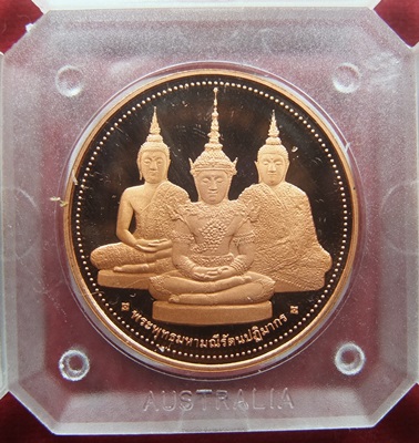 เหรียญพระแก้วมรกตทรงเครื่อง 3 ฤดู เนื้อทองแดงขัดเงา ผลิตโดยโรงกษาปณ์เมืองเพิร์ธ ประเทศออสเตรเลีย