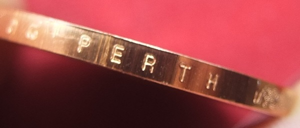 เหรียญพระแก้วมรกตทรงเครื่อง 3 ฤดู เนื้อทองแดงขัดเงา ผลิตโดยโรงกษาปณ์เมืองเพิร์ธ ประเทศออสเตรเลีย