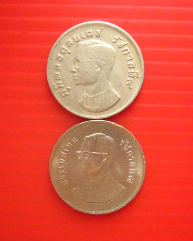 มาเป็นคู่...เหรียญ 1 บาท รัชกาลที่ 9 หลังตราครุฑ ปี 2517 และ ปี 2525 สภาพสวย