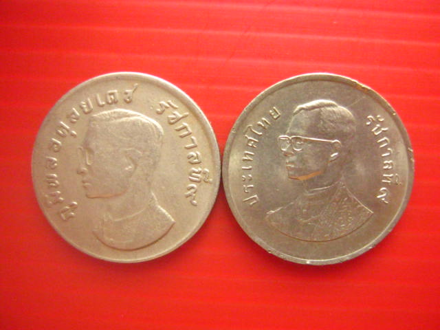 มาเป็นคู่...เหรียญ 1 บาท รัชกาลที่ 9 หลังตราครุฑ ปี 2517 และ ปี 2525 สภาพสวย