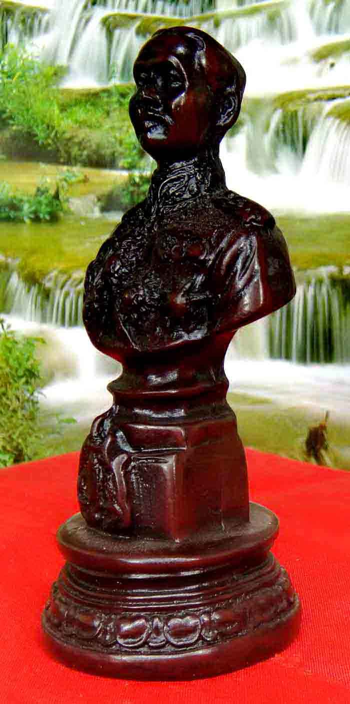 พระบรมรูปจําลองครึ่งองค์ ล้นเกล้าพระบาทสมเด็จพระจุลจอมเกล้าเจ้าอยู่หัว(พระปิยะมหาราช รัชกาลที่ 5) เน