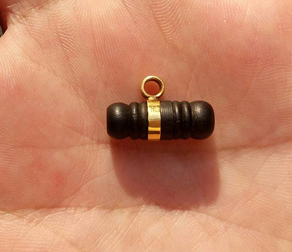  ตัวหมุนหลังไม้พญางิ้วดำเลี่ยมทองคำแท้ มือสอง ราคาประหยัดครับ