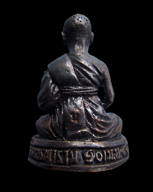 รูปหล่อลอยองค์ รุ่นแรก ปี 2541 หลวงปู่บัว ถามโก วัดศรีบุรพาราม จ.ตราด พร้อมกล่องเดิมจากวัดครับ