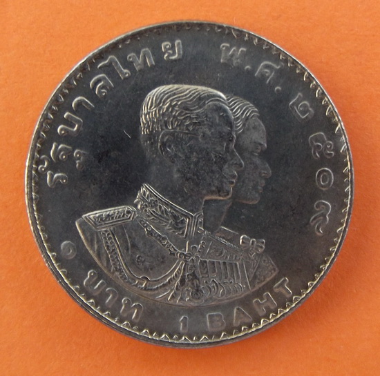 เหรียญกษาปณ์ (ในหลวง-ราชินี) เอเชี่ยนเกมส์ครั้งที่ 5 ปี 2509 ภาพอาจมีการสะท้อนของแสงครับ สวยๆๆๆ