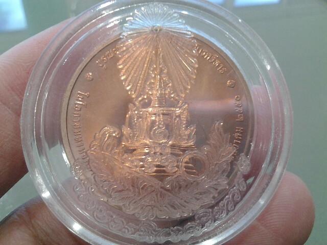 เหรียญในหลวงทรงผนวช วัดบวรนิเวศวิหาร รุ่นบูรณะพระเจดีย์ ปี2550 เนื้อทองแดง กล่องเดิม ##2