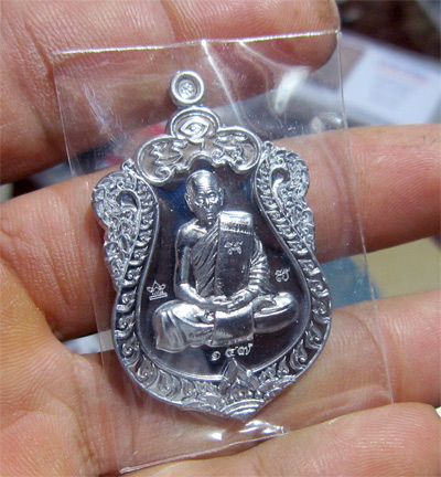 เหรียญเสมากฐินปี 59 เนื้อตะกั่ว หมายเลข 147 จัดสร้างเพียง 200 เหรียญ เนื้อนี้เดิมๆไม่มีกล่อง แท้ตามก