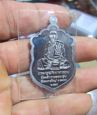 เหรียญเสมากฐินปี 59 เนื้อตะกั่ว หมายเลข 147 จัดสร้างเพียง 200 เหรียญ เนื้อนี้เดิมๆไม่มีกล่อง แท้ตามก