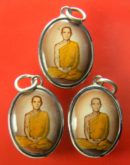 เคาะแรกแดง...ล็อคเก็ตรูปไข่เล็ก (ไม่ทัน)...รวม ๓ องค์...ท่านเจ้าคุณนรรัตน์ วัดเทพศิรินทราวาส กทม