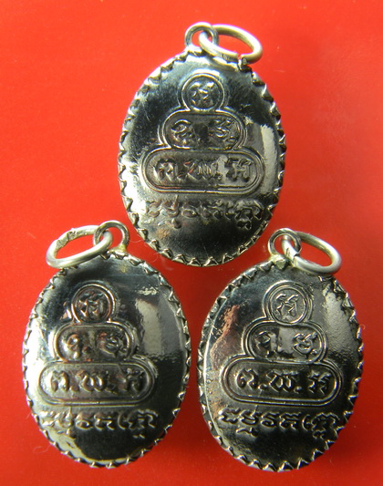 เคาะแรกแดง...ล็อคเก็ตรูปไข่เล็ก (ไม่ทัน)...รวม ๓ องค์...ท่านเจ้าคุณนรรัตน์ วัดเทพศิรินทราวาส กทม